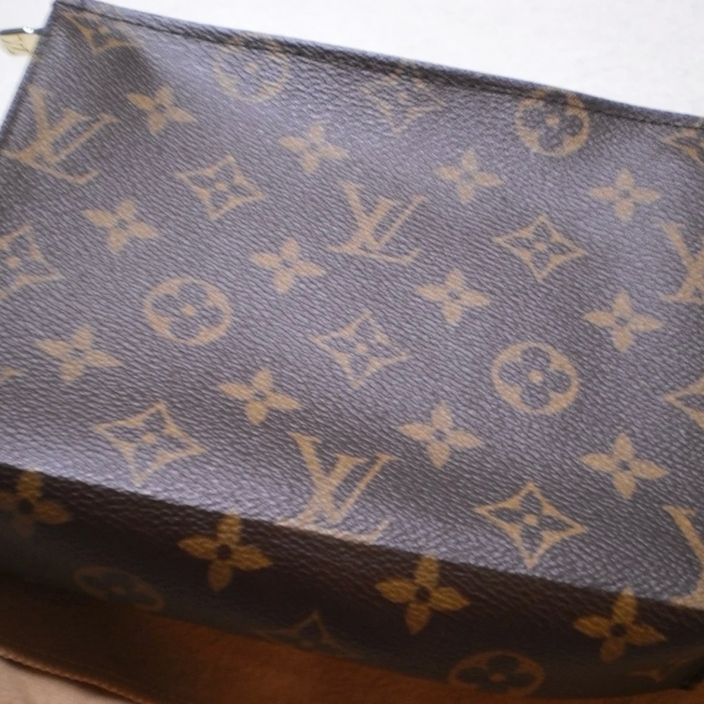 Louis Vuitton Cosmetic Case 19! In excellent used condition.